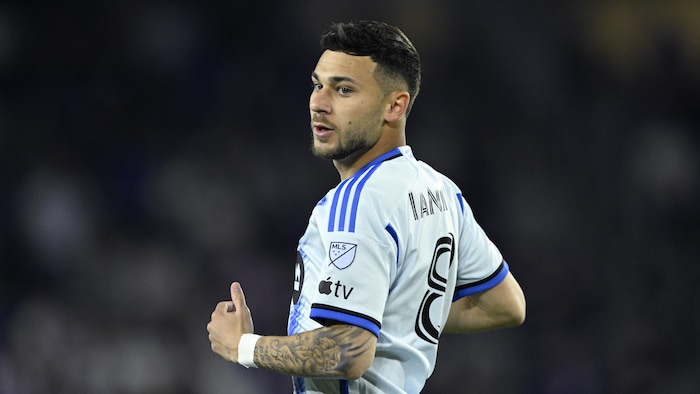 Il tribunal pendant un lucifer de soccer.
