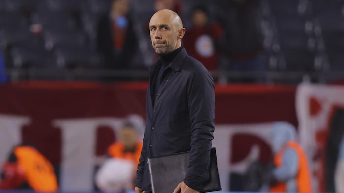 Il regarde à sa gauche après un lucifer de soccer.