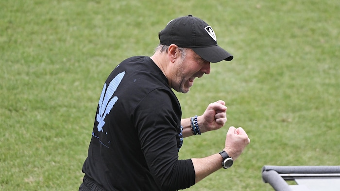 Il crie et serre les poings pour célébrer une victoire.