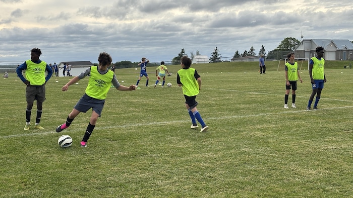 Jeunes joueurs jouant au soccer.