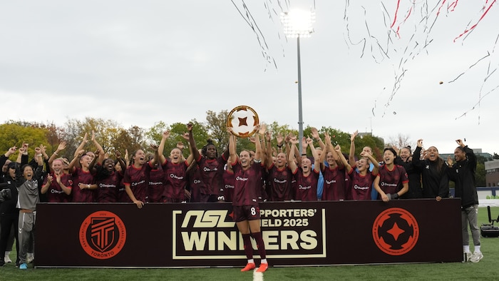 Elles soulèvent le Supporters Shield.