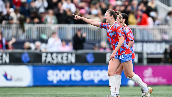 Elle pointe vers quelque chose pendant un match.