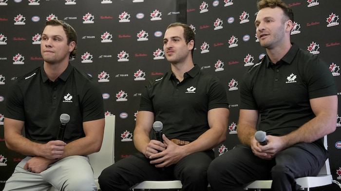 Trois joueurs répondent à des questions.
