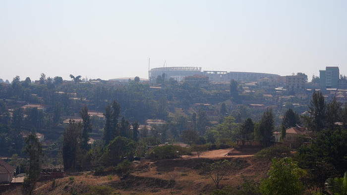 Le chantier du stade national Amahoro est imposant.  Il domine l'horizon.