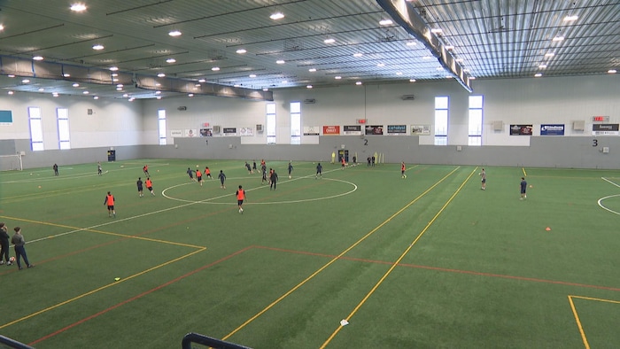 Vue intérieure d'un terrain de soccer.