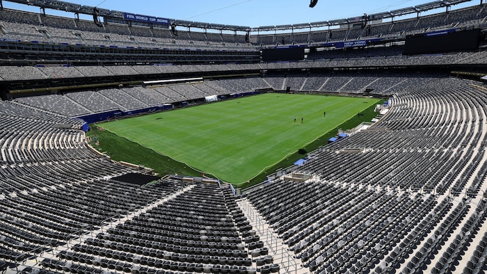 Un stade de soccer vide. 
