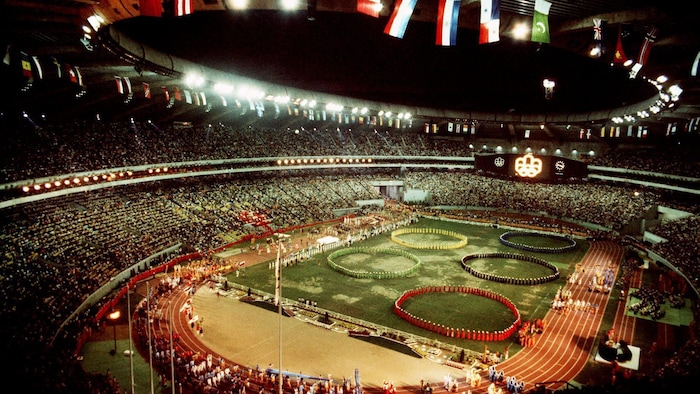 Vue aérienne du stade, des spectateurs et du spectacle.