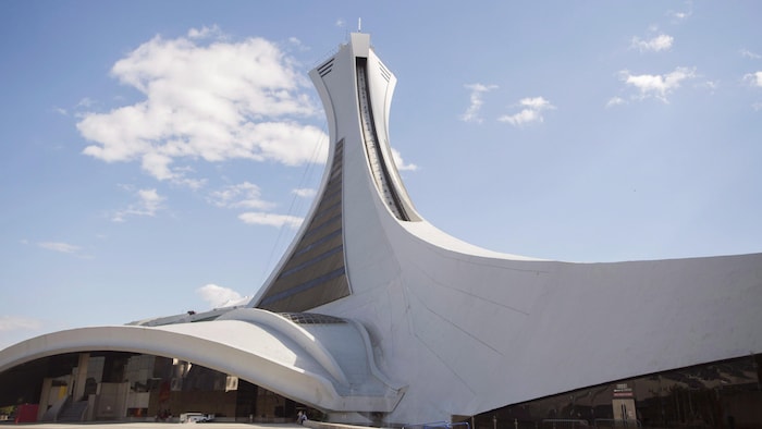 Le mat du stade trône devant un ciel clair.
