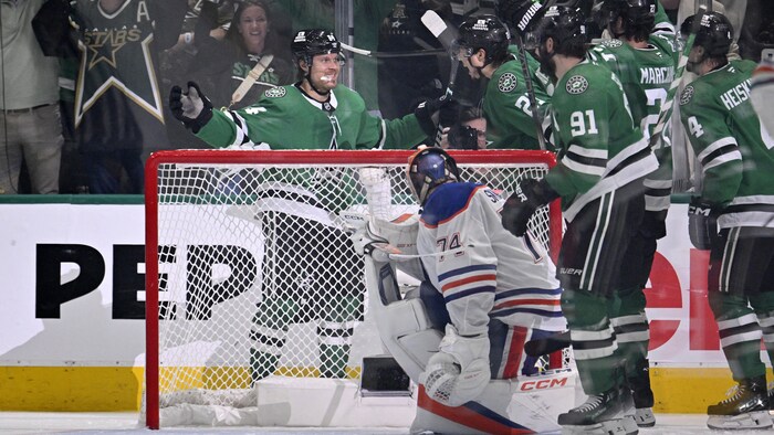 Mikael Granlund célèbre après un but.
