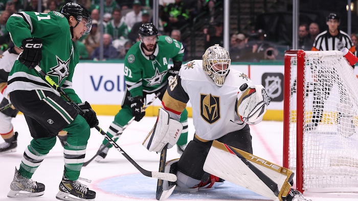 Adin Hill réalise un arrêt devant Jason Robertson.