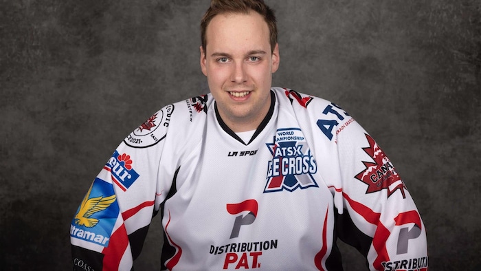 Steven Hayes sourit vêtu de son uniforme.