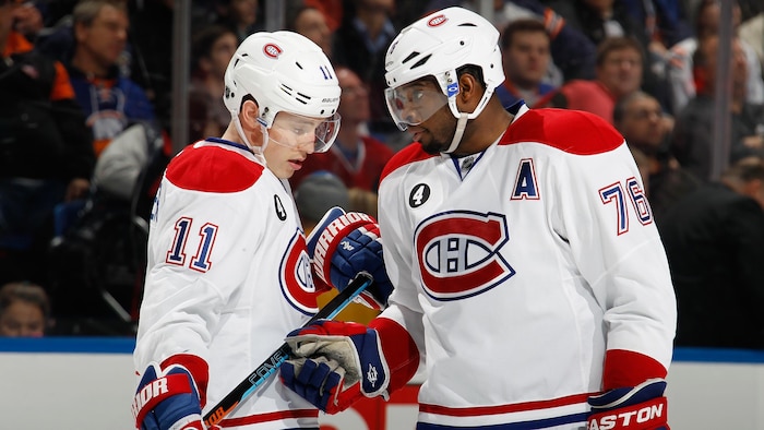 Ils discutent sur la glace.