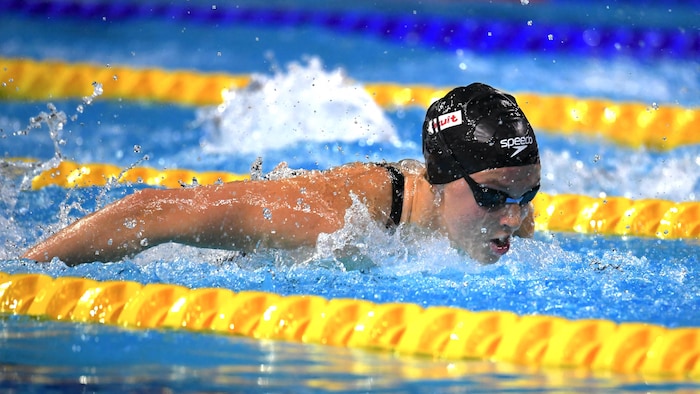 Summer McIntosh nage en style papillon pendant une compétition.