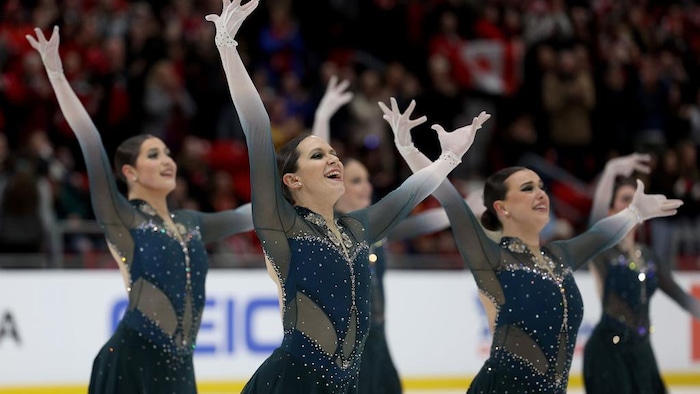 Des patineuses artistiques exécutent une chorégraphie.
