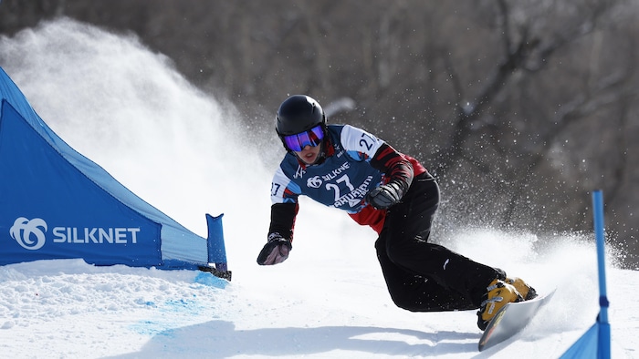 Arnaud Gaudet contourne une porte en slalom sur sa planche.