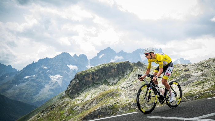 Un cyclistes participe à une course en montagne.