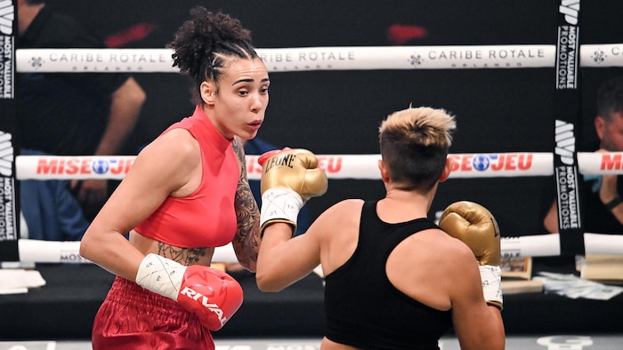 Deux boxeuses dans le ring.