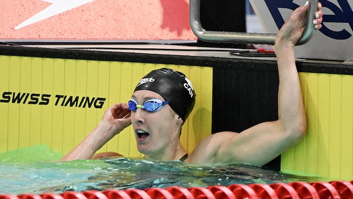 Une nageuse dans la piscine. 