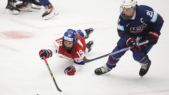 La Tchèque Natalie Mlynkova plonge pour harponner la rondelle devant l'Américaine Hilary Knight.
