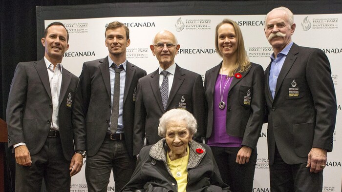 L'illustre hockeyeur Lanny McDonald, la légendaire patineuse Cindy Klassen, le maître golfeur Mike Weir et le grand triathlonien Simon Whitfield, entre autres personnalités, sont entrés au Panthéon des sports canadiens.