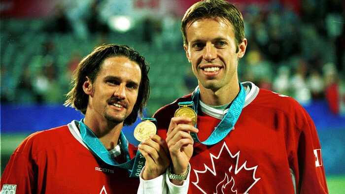 Sébastien Lareau et Daniel Nestor posent fièrement avec leur médaille olympique des Jeux de Sydney.