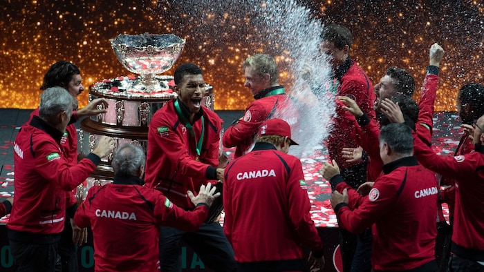 Les joueurs célèbrent avec un champagne.