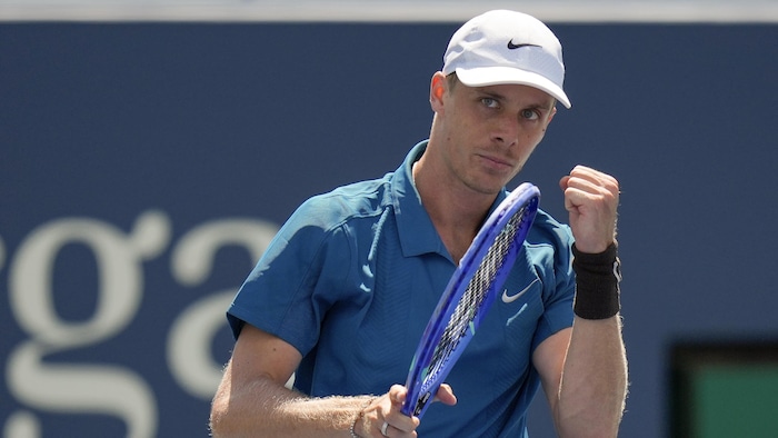 Un joueur de tennis lève le poing.