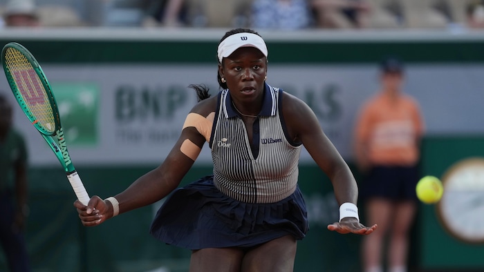 Une joueuse de tennis s'apprête à frapper la balle.