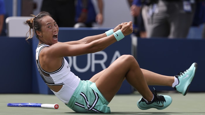 Elle se relève en criant et en serrant les poings sur le court de tennis.
