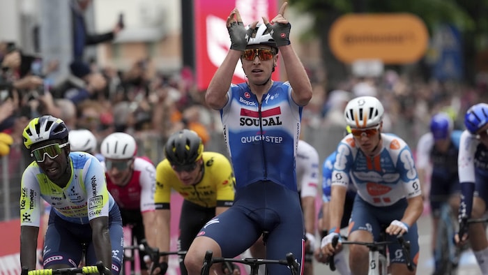 Le cycliste belge célèbre sa victoire.