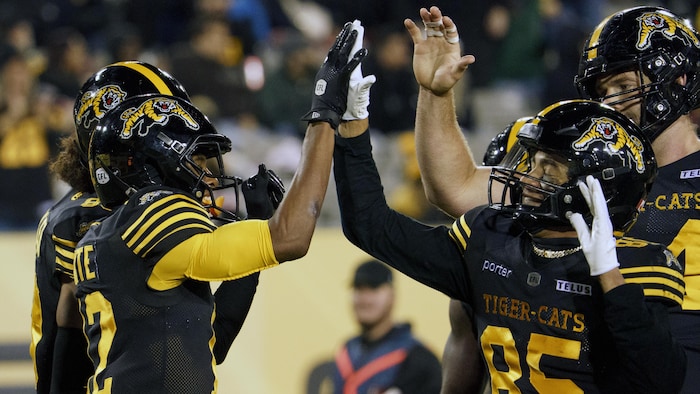 Deux footballeurs célèbrent un touché.