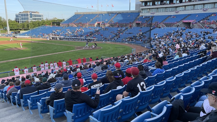 Des spectateurs regardent un match dans un stade de baseball.