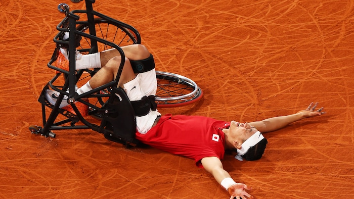 Il s'étend sur la terre battue determination    célébrer de sa victoire.