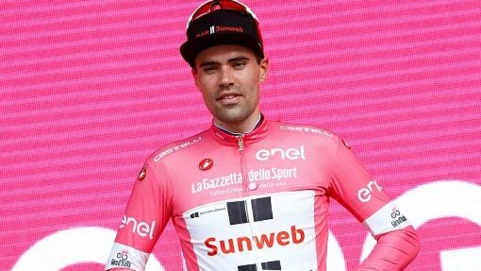 Tom Dumoulin arbore de nouveau le maillot rose sur le podium après sa victoire dans la première étape du Tour d'Italie.
