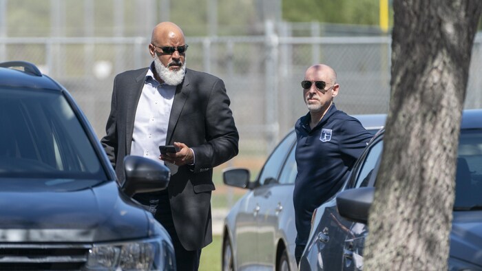 Tony Clark et Bruce Meyer sont dans un stationnement en Floride, en prévision de négociations pendant le conflit de travail dans le Baseball majeur, en 2022.