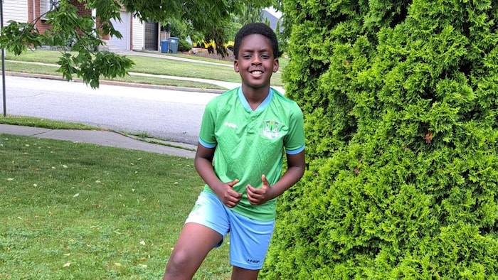 Avec l'uniforme de son académie, Tony Dushime se prépare à aller aux entraînements du Windsor Fury Soccer Club.