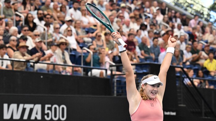 Une joueuse de tennis dans un stade.