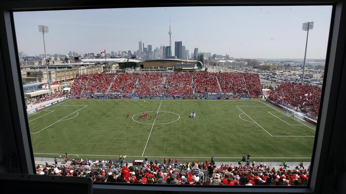 Vue de la galerie de presse du BMO Field en 2007. Il y a peu de gradins dans le stade.