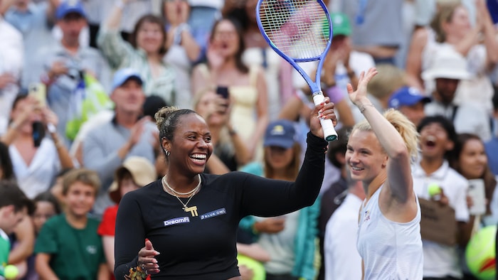 Deux joueuses de tennis sourient et saluent la foule. 