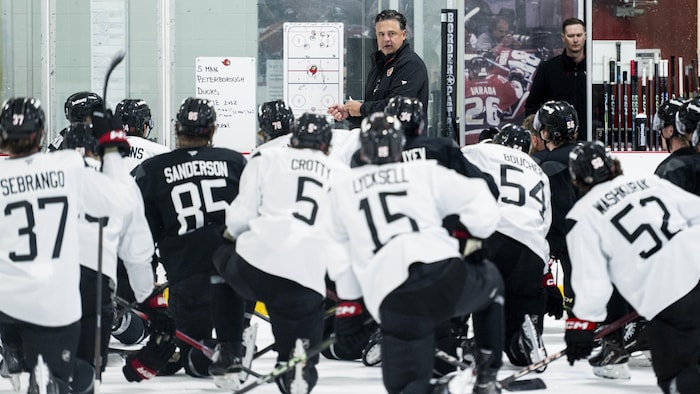Travis Green dirige un entraînement.