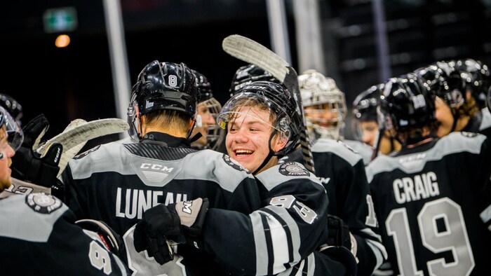 Tristan Luneau et Samuel Savoie se font un câlin après une victoire.