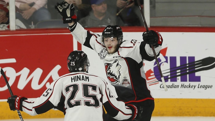 Tyler Hinam (à gauche) et Noah Dobson célèbrent un but marqué contre les Raiders de Prince Albert.