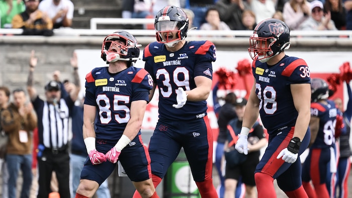 Des footballeurs célèbrent un touché.