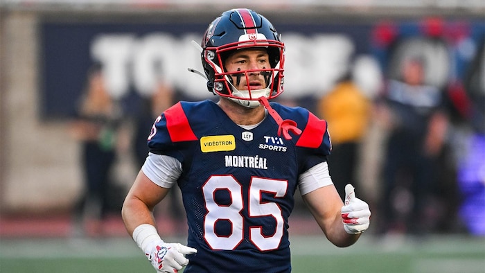 Un footballeur tribunal  sur le terrain.