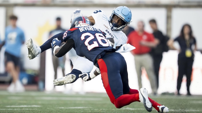 Un joueur des Alouettes place un adversaire. 