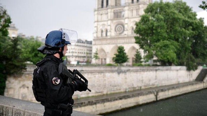 Protection policière à Paris après des menaces terroristes.