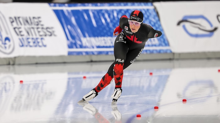 Une patineuse de vitesse en action.