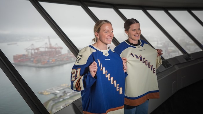 Les deux joueuses portent un chandail différent arborant le mot Vancouver sur le torse.