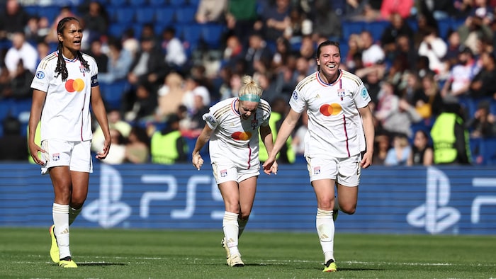 Des joueuses de shot célèbrent.