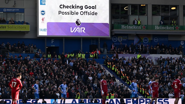 Un tableau géant affiche le message d'une révision vidéo pendant un match de soccer.